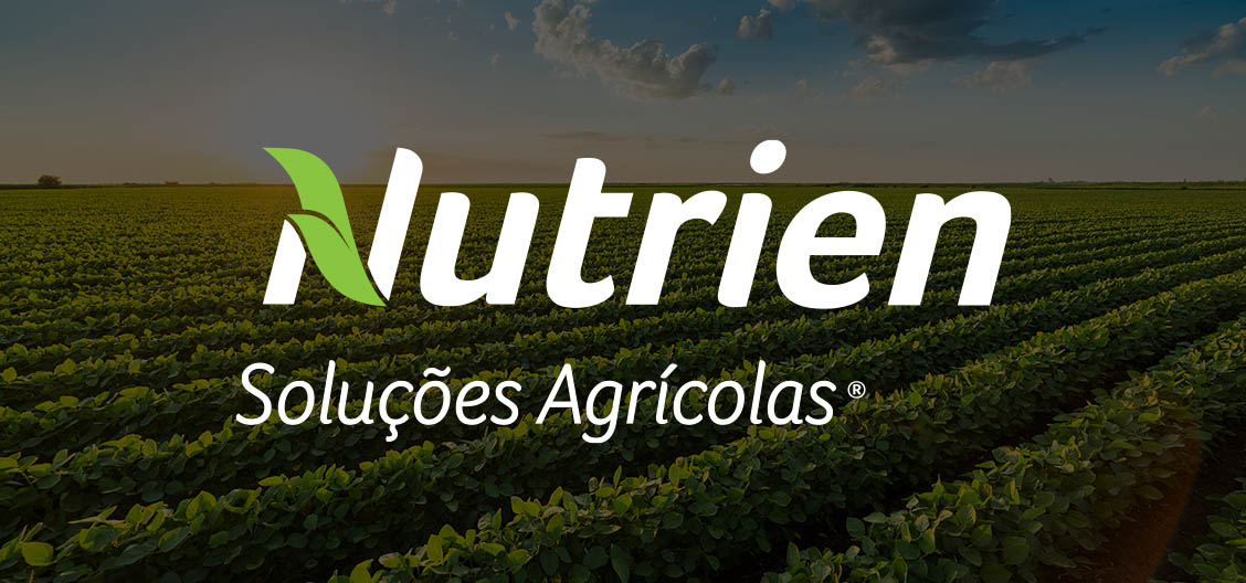 Plantação ao fundo com símbolo da Nutrien Soluções Agrícolas